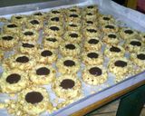 Foto langkah ke 7 dari resep Choco Peanut Thumbprint Cookies.
