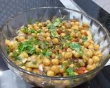 A picture of step 8 of Chat patti channa chaat.