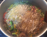 Foto del paso 6 de la receta: Noodles de arroz en caldo de pescado, wakame y hortalizas 🚫📛🌶🔥