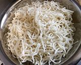 Une image de l'étape 2 de Nouilles japonaises sautées aux tomates et champignons.