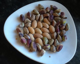 Foto del paso 2 de la receta: Lomos de merluza en all i pebre de pistachos y almendras