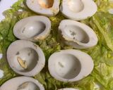 Foto del paso 2 de la receta: Huevos rellenos de gambas, delicias del Mar y atún