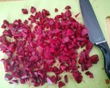 Foto del passaggio 1 della ricetta Foglie e gambi di barbabietola con granella di pistacchi