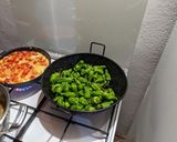 A picture of step 3 of Padrón peppers.