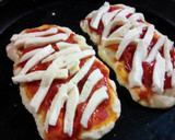 Foto del paso 5 de la receta: Pizzetas en un click 🍕🍕(⁠ʃ⁠ƪ⁠＾⁠3⁠＾⁠）🇮🇹🇦🇷