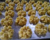 Foto langkah ke 3 dari resep Kue Semprit Mawar.