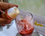 Foto langkah ke 3 dari resep Strawberry Yakult.