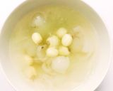 Hình bước làm 3 của món Chè hạt sen