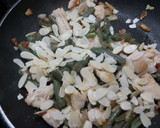 Foto del paso 2 de la receta: Judías verdes, puerros, pollo con láminas de almendras