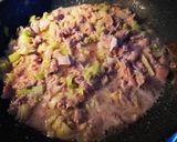 Foto del passaggio 2 della ricetta Penne con salsiccia e porri
