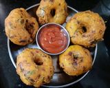 वरण भाताचे मेदूवडे (Varan Bhatache Meduvade Recipe In Marathi) रेसिपी स्टेप 9 फोटो 