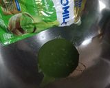 Foto langkah ke 2 dari resep Puding Matcha Topping Kiwi Stroberi.