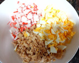 Foto del paso 3 de la receta: Ensaladilla de bonito, surimi y huevo