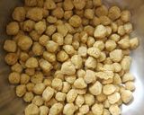 A picture of step 1 of Soya chunk curry.