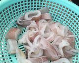 Hình bước làm 1 của món Mực xào cà ri sả ớt