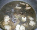 รูปขั้นตอนการทำที่ 3 ของ ต้มเลือดหมูทอดใบกุยช่าย