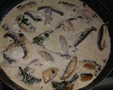 Foto del paso 7 de la receta: Muslitos de pollo deshuesados con salsa de champiñones y papas