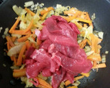 Foto del paso 3 de la receta: Fideos de arroz (noodles) con ternera y verduras al curry