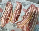 Une image de l'étape 3 de Poitrine de porc fumée marinée grillée aux épices et origan.