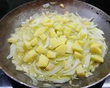 Foto del paso 2 de la receta Huevos con patatas, jamón y migas
