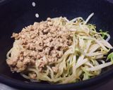 รูปขั้นตอนการทำที่ 2 ของ บะหมี่แห้งกุ้งลูกชิ้นหมูสับ
