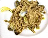Foto del passaggio 7 della ricetta Pici al pesto di pistacchi, con vongole veraci e profumo di limone