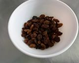Une image de l'étape 1 de Taboulé aux tomates, légumes, raisins, herbes et épices.