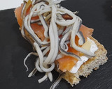 Foto del paso 3 de la receta: Mini tosta de salmón y gulas