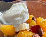 Gambar langkah 2 resipi Buah campur yogurt madu.