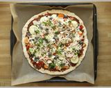 Zöldséges szalámis pizza recept fázis 6 fotója