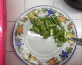 Foto del passaggio 2 della ricetta Penne di farro con pesto di pistacchi, asparagi e salmone affumicato