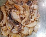 Hình bước làm 4 của món Stir Fried Squid and Vegetables (Mực xào rau củ ngon giòn)