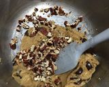 Foto langkah ke 5 dari resep Chewy Chocolate Chip Pecans Cookies.