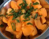 Une image de l'étape 4 de Melon charentais à la feta et menthe du jardin.