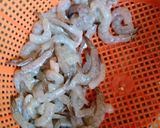 Foto langkah ke 2 dari resep Tumis labu siam udang.