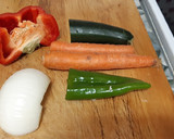 Foto del paso 1 de la receta: Alitas de pollo fritas con picada de verduras en leche