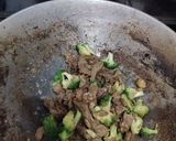 Foto langkah ke 3 dari resep 574. Tumis Daging Sapi Jamur Brokoli (Beef Broccoli Mushroom).