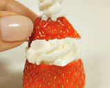 Foto del paso 5 de la receta: Santa Claus o papá Noel en frutillas con crema chantillí!