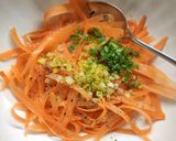 Foto del passaggio 2 della ricetta Insalata di carote alle erbe e limone