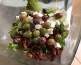 Une image de l'étape 9 de Salade de batavia rouge aux tomates séchées,olives multicolores et feta grecque.