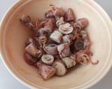 Foto langkah ke 1 dari resep Tumis Cumi Asin Daun Jeruk.