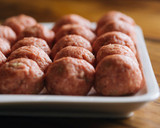 Foto del paso 2 de la receta: Albóndigas con verduras al horno y salsa de queso con romero