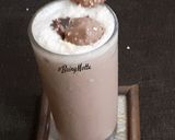 A picture of step 5 of Ferrero Milkshake.