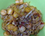 Foto langkah ke 4 dari resep Mie tiaw goreng sosis saus tiram.