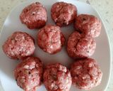 A picture of step 1 of Polpette in sugo - meatballs in a tomato sauce.