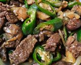 Foto langkah ke 5 dari resep Sapi Jamur Cabai Hijau.