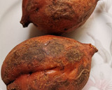 Foto del paso 1 de la receta: Camotes rellenos de frijol negro y tomatillo