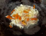 Foto langkah ke 2 dari resep Tumis Kerang Bunga Bawang.
