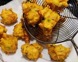 उडीद डाळ, बटाटे, गाजर पकोडे (Urid Dal Batata Gajar Pakode Recipe In Marathi) रेसिपी स्टेप 7 फोटो 