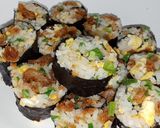 รูปขั้นตอนการทำที่ 4 ของ คิมบับข้าวผัดหนังไก่กรอบ | Crispy Chicken Skin Fried Rice Kimbap
